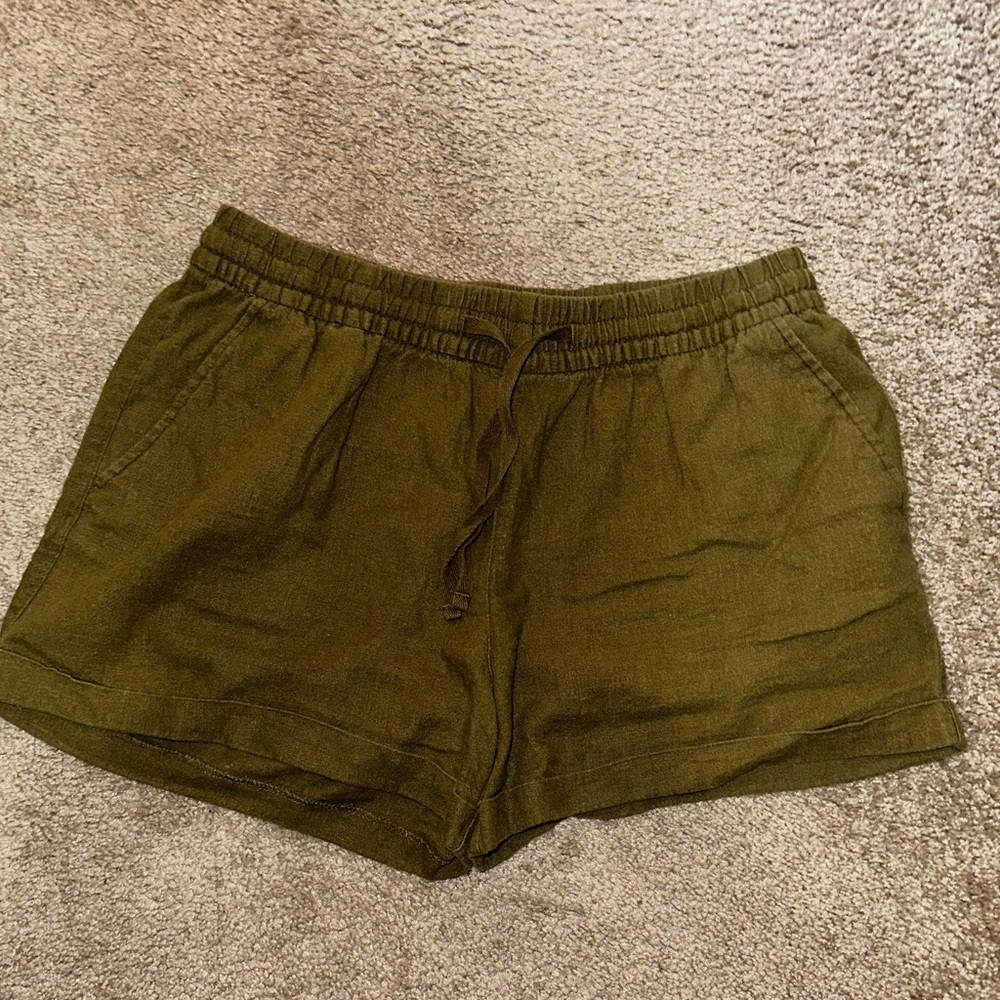 Old navy linen shorts. Size M